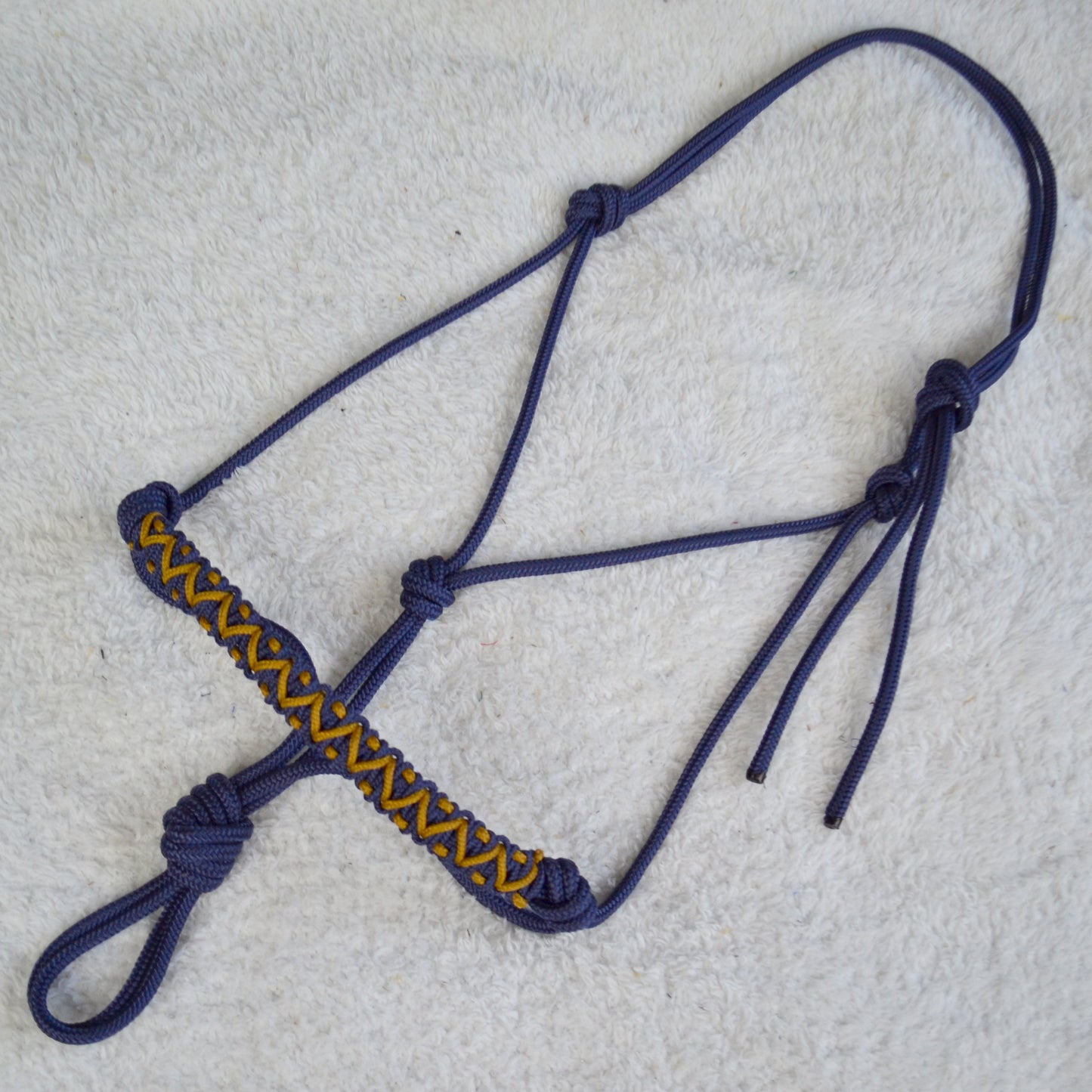 licol éthologique cheval Lazuli tressé sapristouch bleu marine caramel