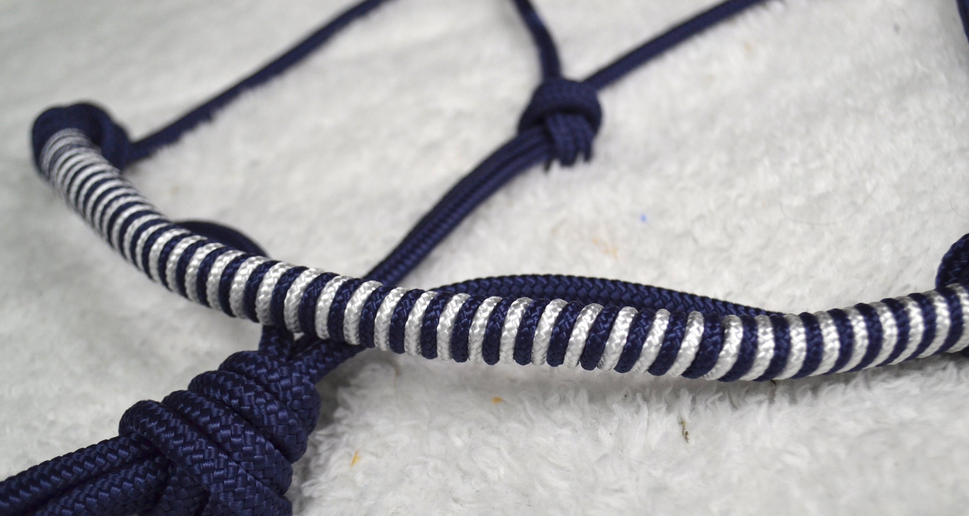 licol éthologique cheval azurite tressé sapristouch bleu marine blanc